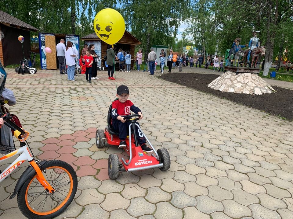 В детском парке Бугульмы прошла праздничная программа (ФОТОРЕПОРТАЖ)