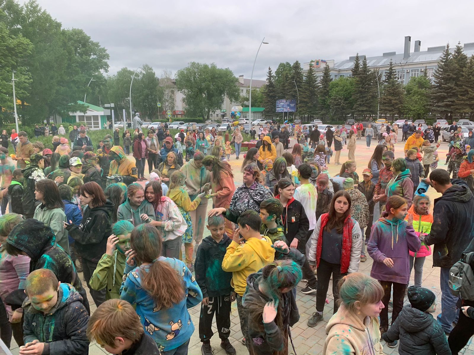 Фестиваль красок собрал юных бугульминцев на площади Дома техники