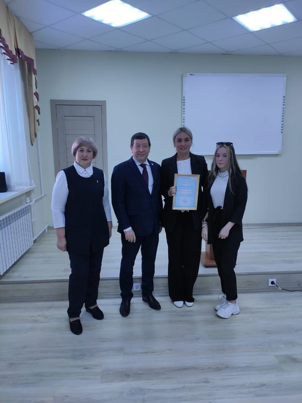 Главный врач Бугульминской ЦРБ поздравил детей коллег с окончанием школы