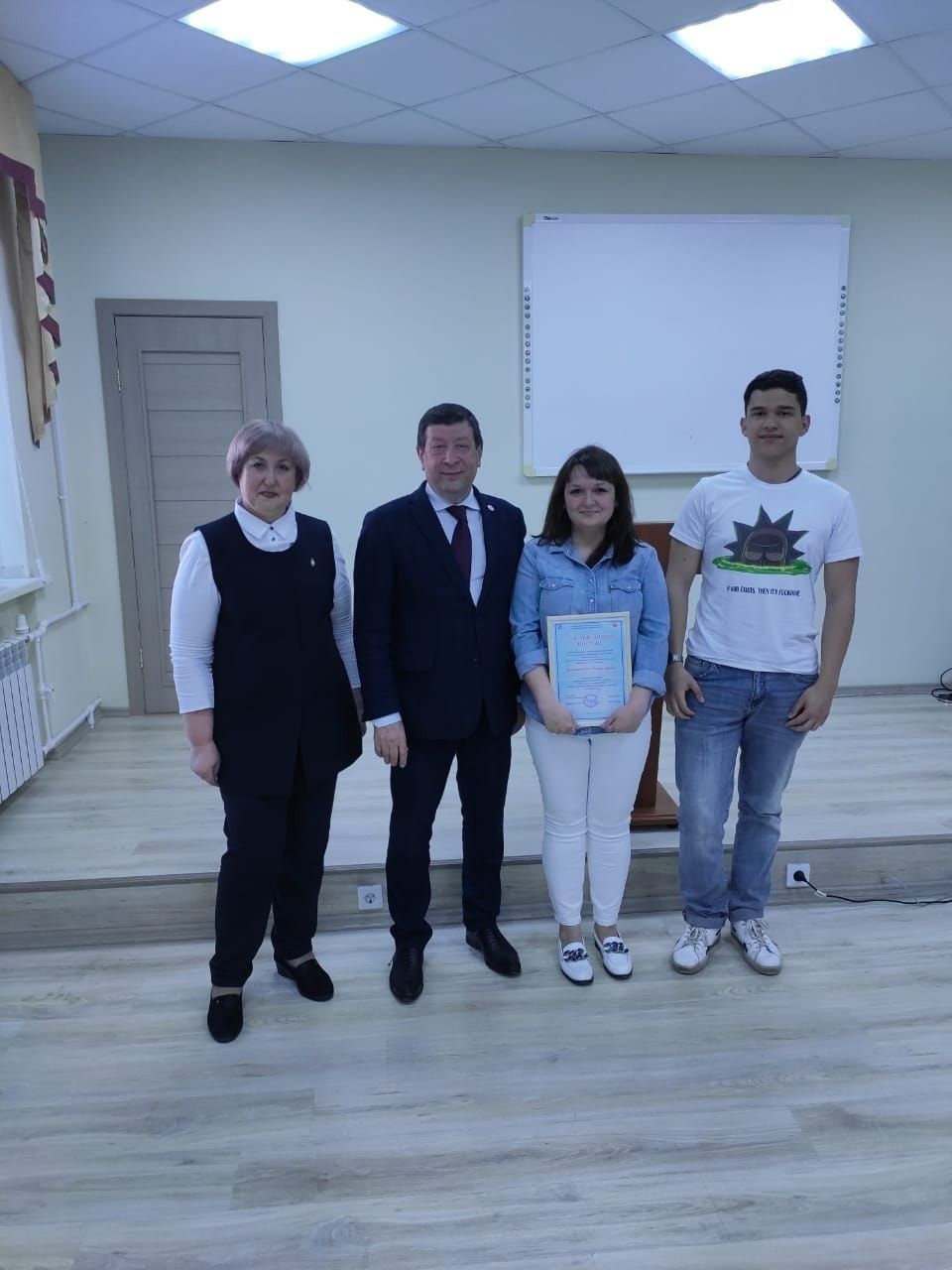 Главный врач Бугульминской ЦРБ поздравил детей коллег с окончанием школы