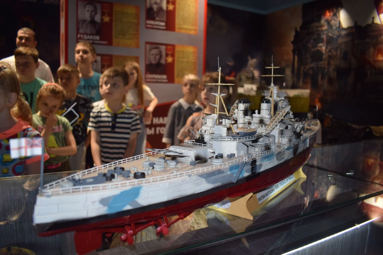 Бугульминскому музею боевой славы передали макет корабля