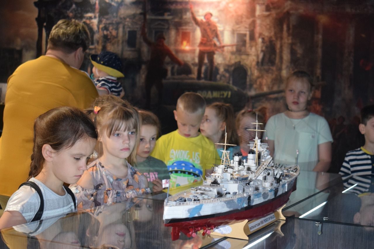 Бугульминскому музею боевой славы передали макет корабля