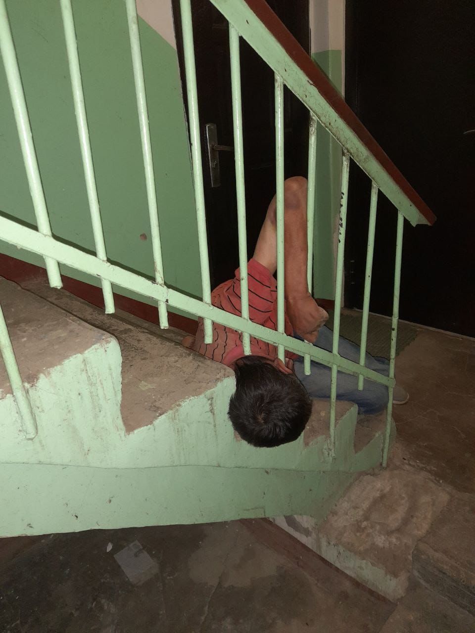 У нетрезвого татарстанца голова застряла в лестнице подъезда