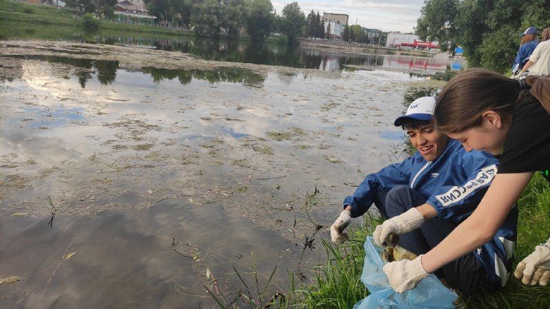 В Бугульме активисты провели субботник на городском водоеме