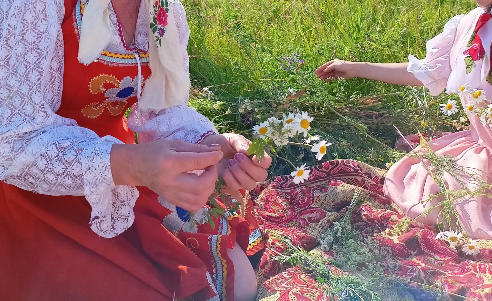 В Бугульминском районе провели мастер-класс по плетению венков