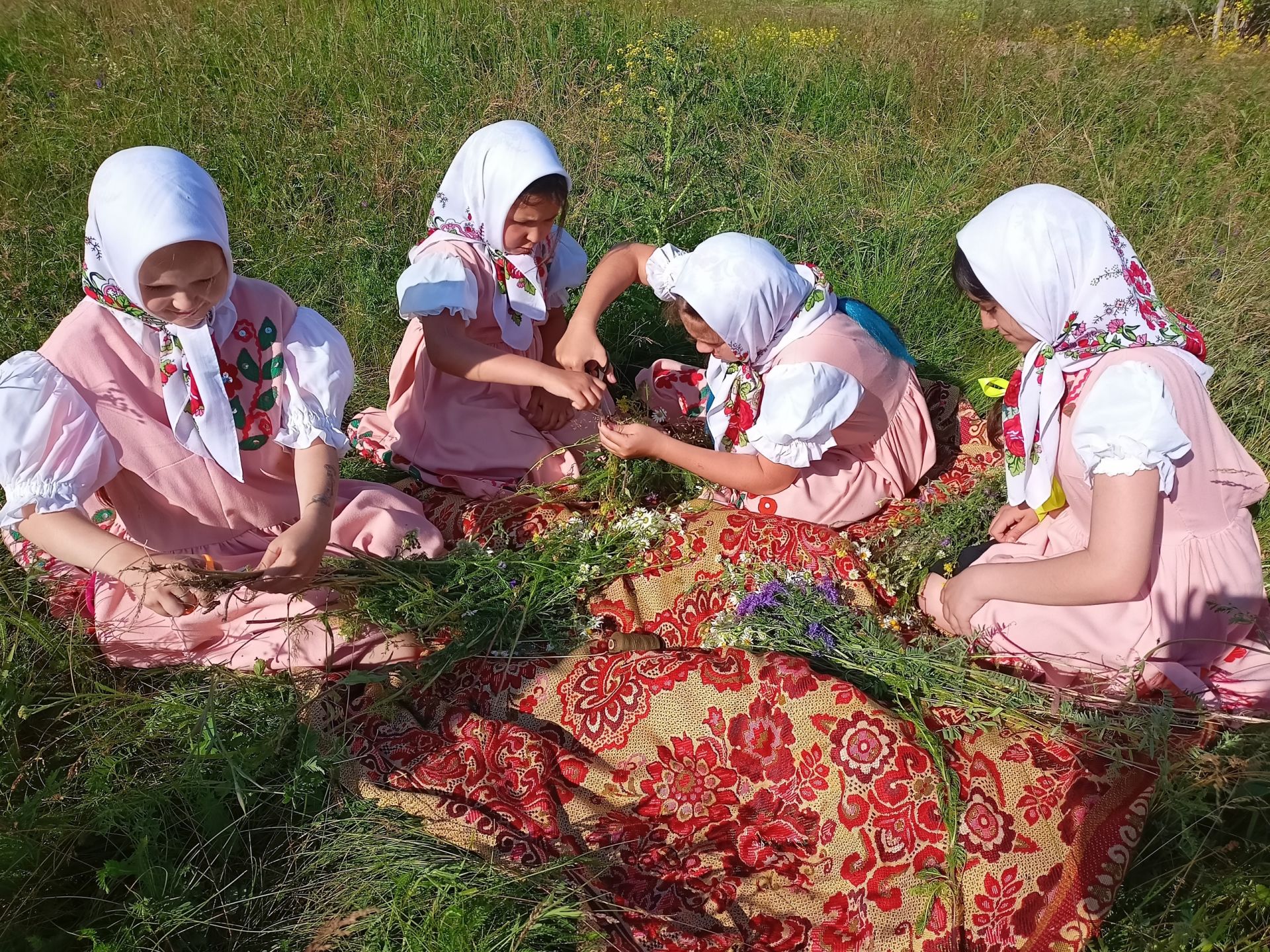 В Бугульминском районе провели мастер-класс по плетению венков