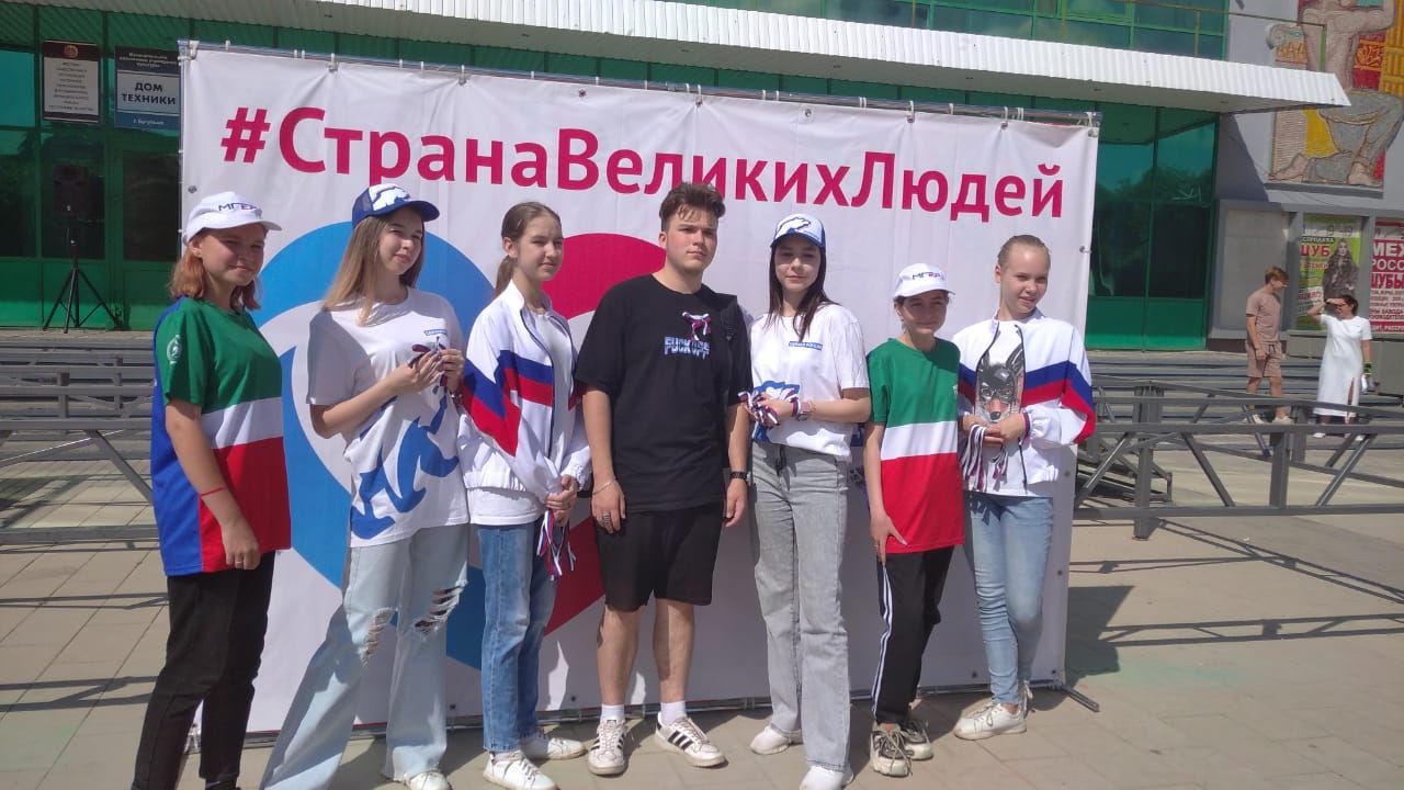 В Бугульме горожанам раздали ленты в цветах российского триколора