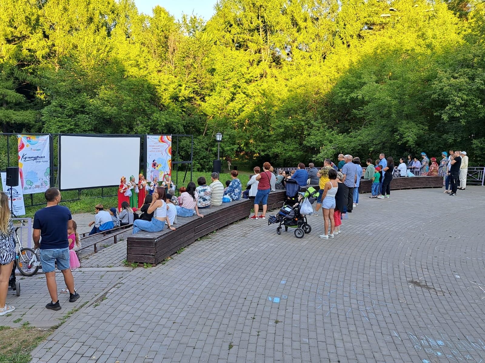 В Парке культуры и отдыха прошла концертная программа «Поет душа, танцует лето»