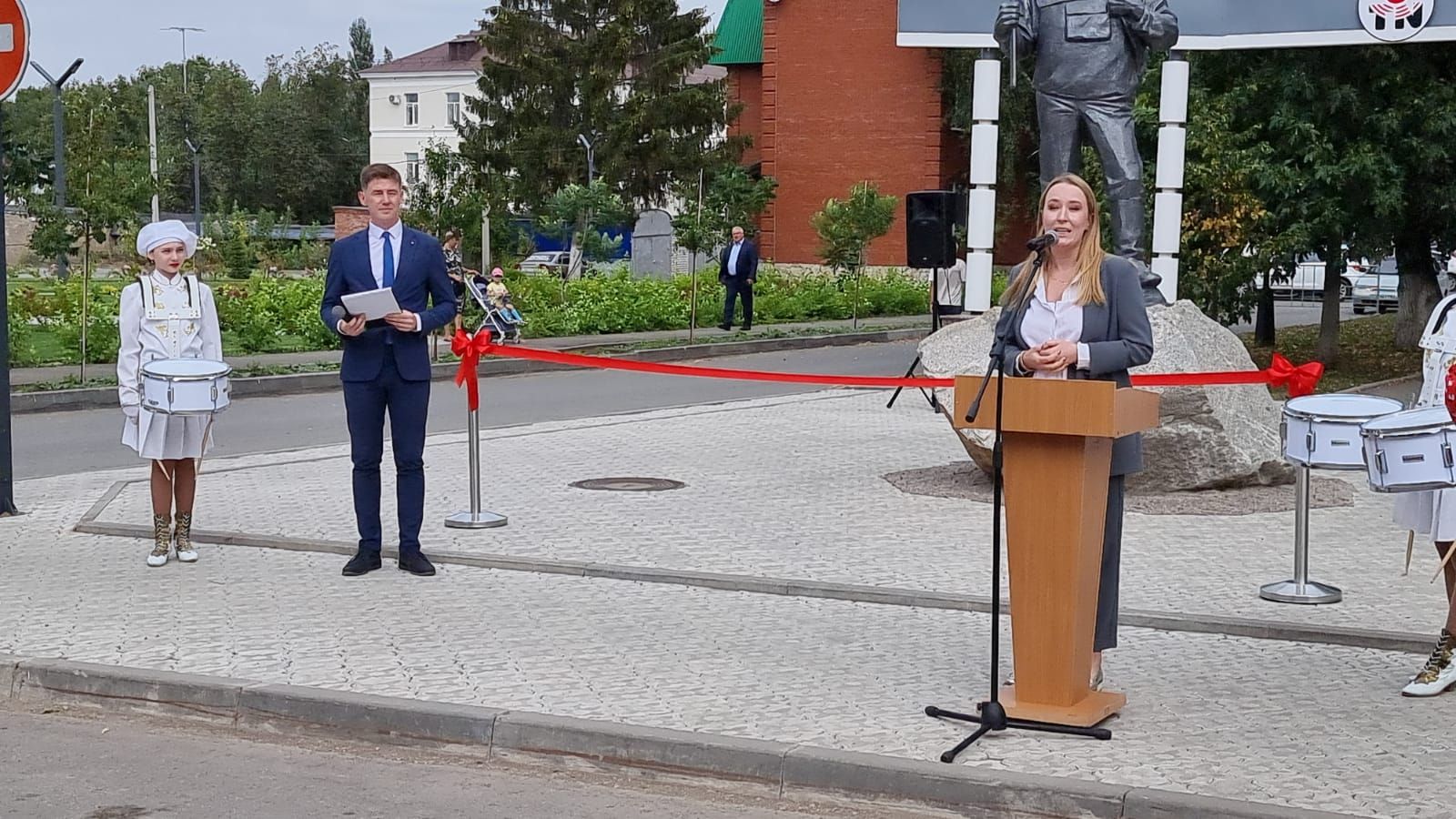 Сегодня на улице В. Шашина состоялось открытие памятника геологу и сквера геофизиков