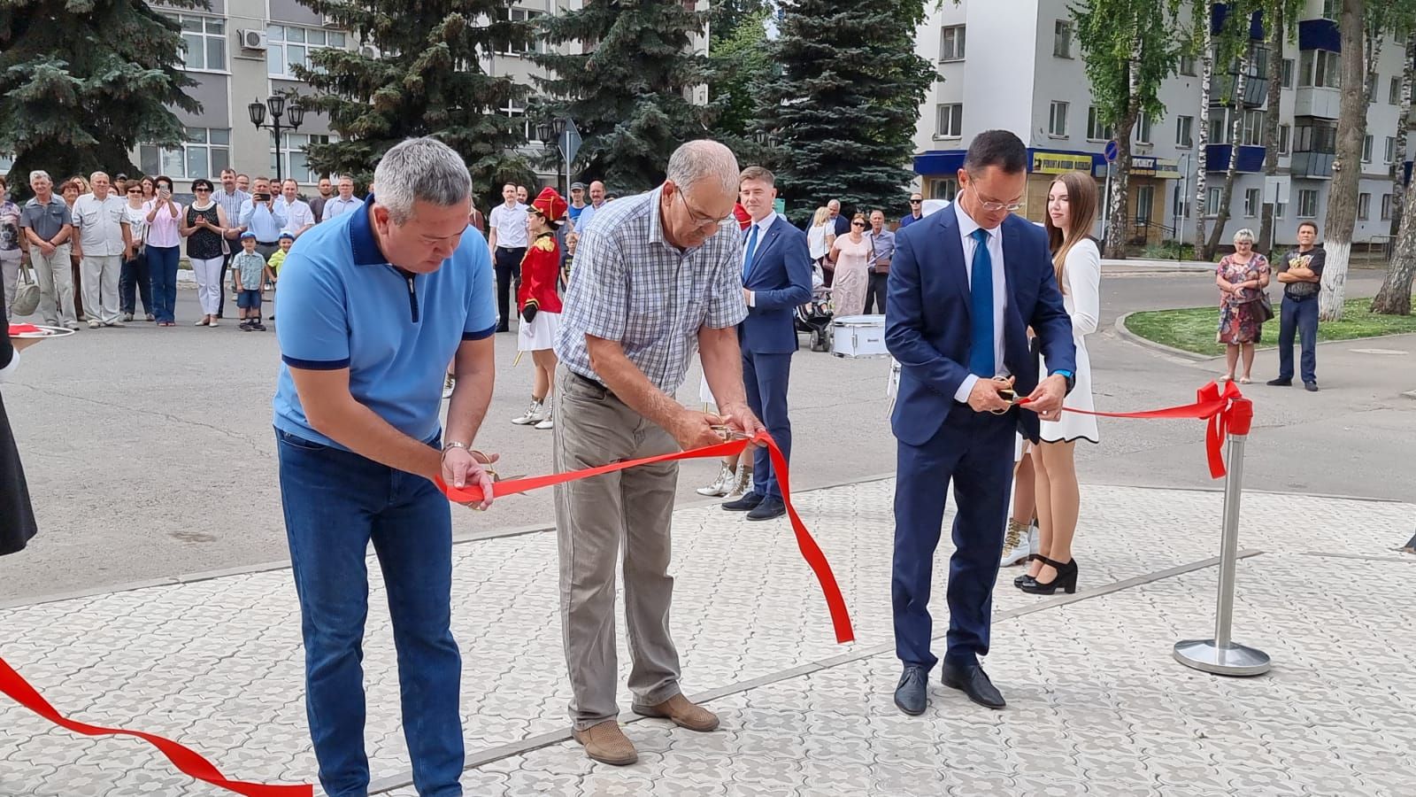 Сегодня на улице В. Шашина состоялось открытие памятника геологу и сквера геофизиков