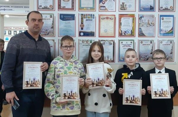 Команда лицея № 2 Бугульмы стала абсолютным победителем Первенства по шахматам среди школ города