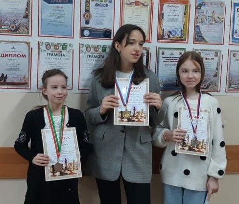 Команда лицея № 2 Бугульмы стала абсолютным победителем Первенства по шахматам среди школ города