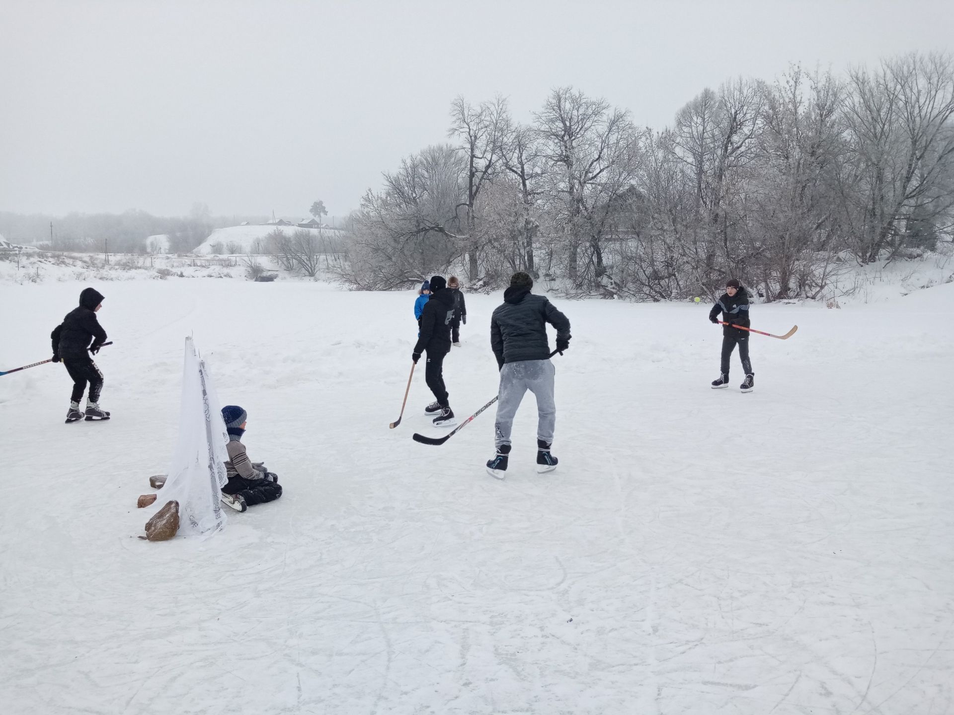 В Зеленой Роще прошёл турнир по хоккею с мячом среди юношей деревни