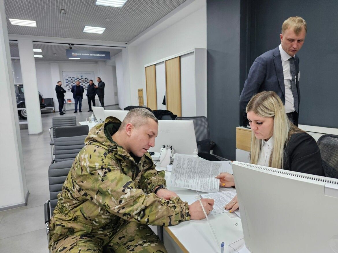 Автоцентр Бугульмы передал военным медикам в зоне СВО автомобиль «Нива»