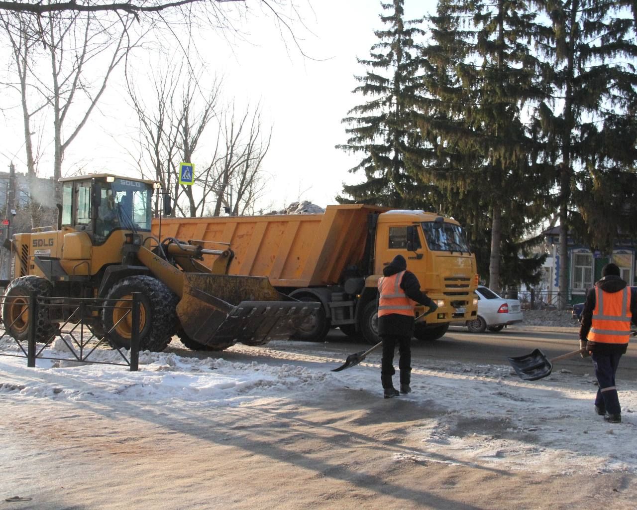 В Бугульме обрабатывают дороги и тротуары противогололедными материалами