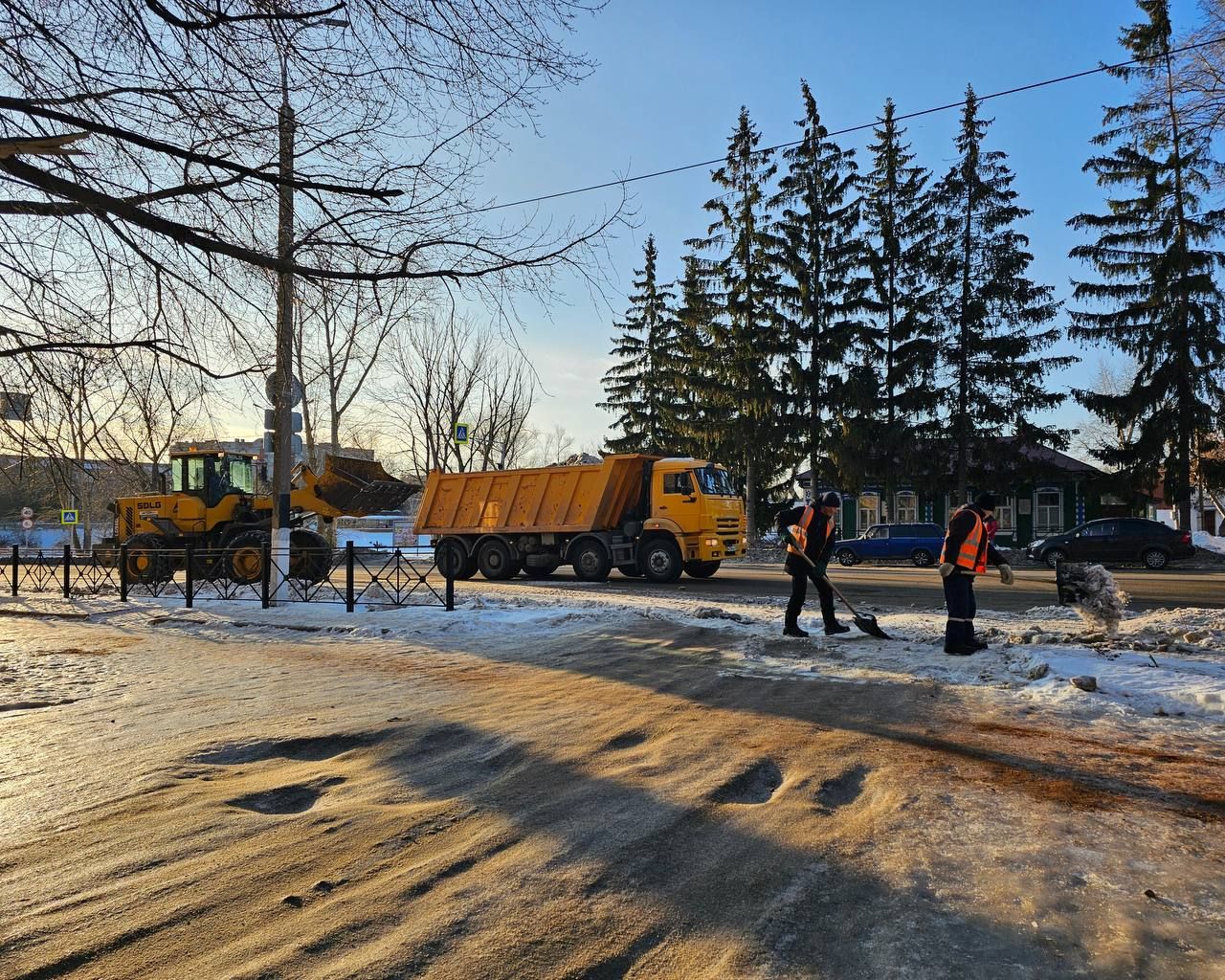В Бугульме обрабатывают дороги и тротуары противогололедными материалами