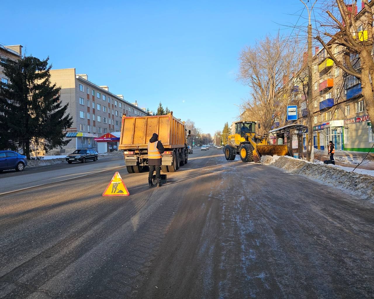 В Бугульме обрабатывают дороги и тротуары противогололедными материалами