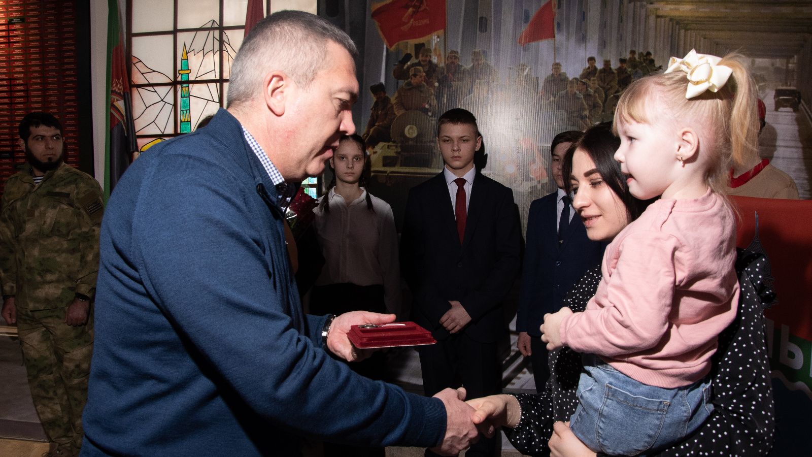 Бөгелмә районы башлыгы һәлак булган якташыбызның туганнарына Батырлык ордены тапшырды