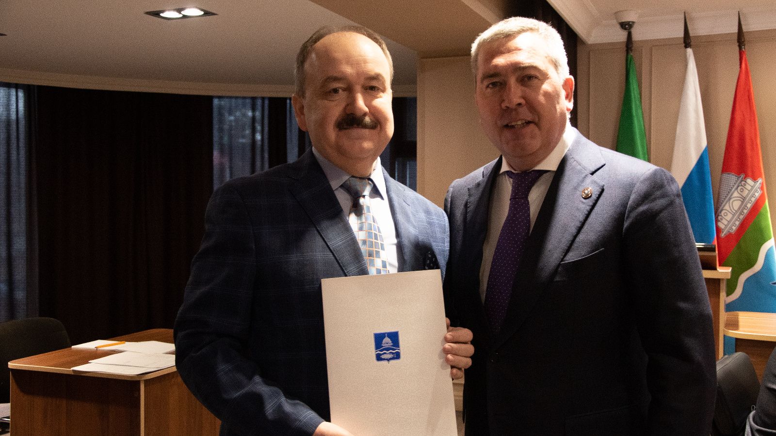 Линар Закиров поздравил коллектив Бугульминского драмтеатра с профессиональным праздником
