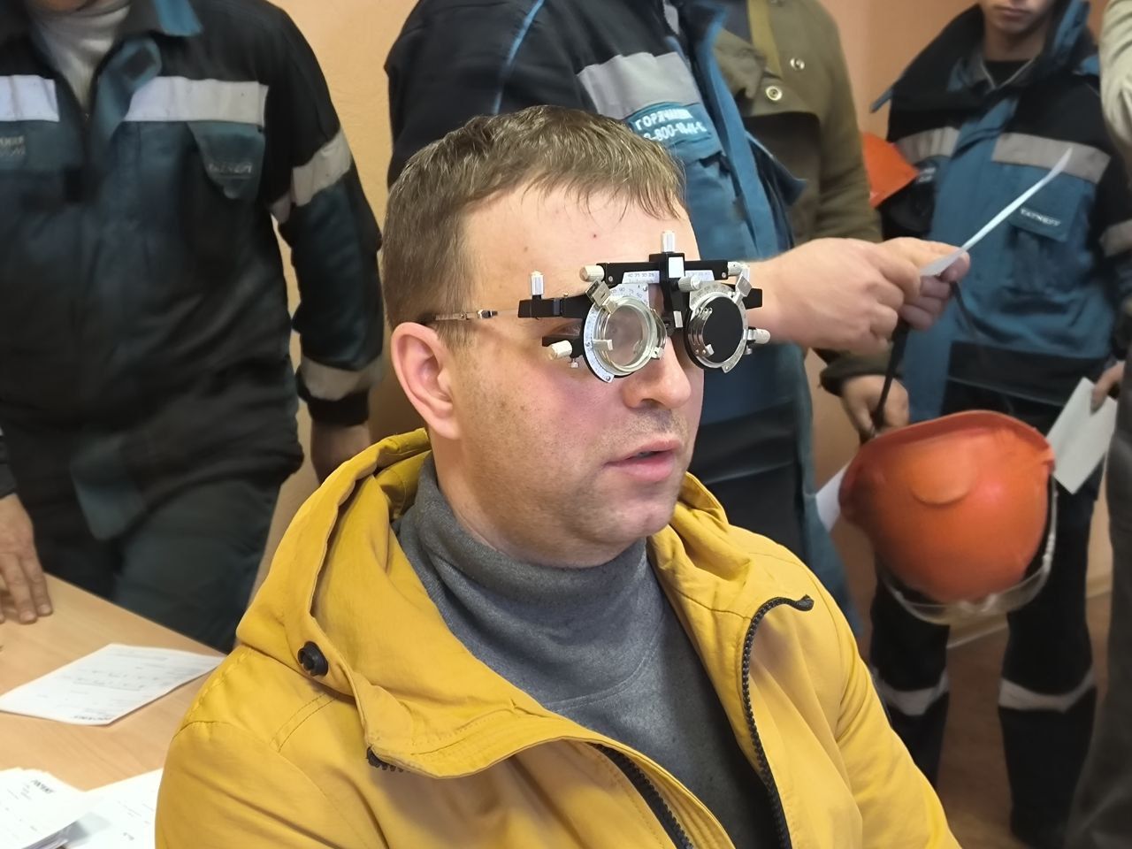 Работники Бугульминского завода испытывают на себе особенные очки для работы
