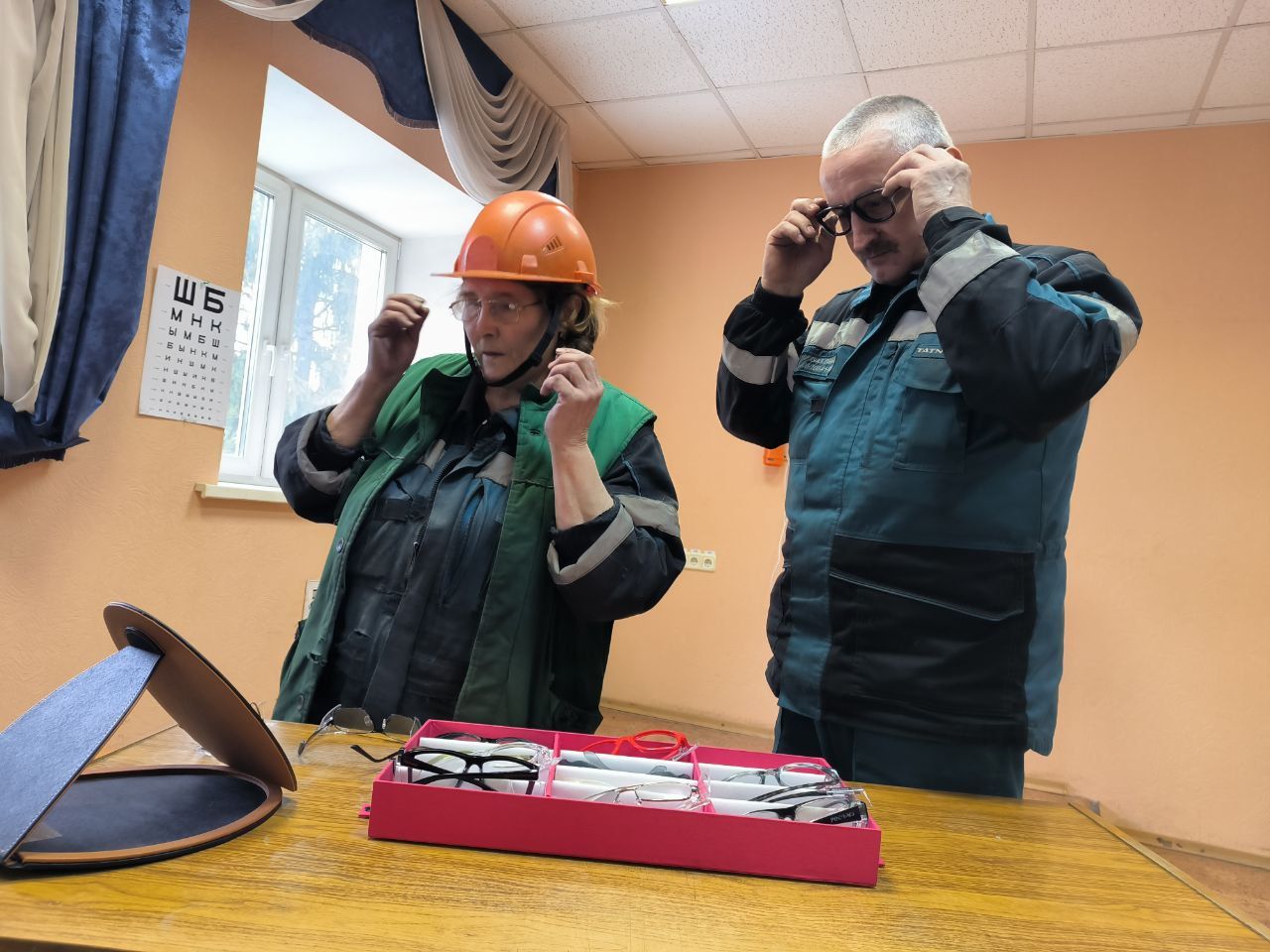 Работники Бугульминского завода испытывают на себе особенные очки для работы