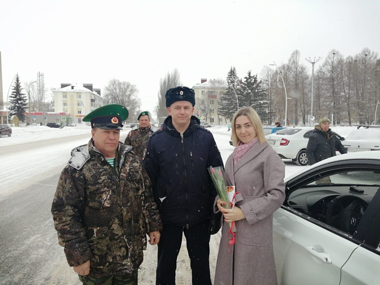 Сотрудники Бугульминской ГИБДД поздравили автоледи с праздником