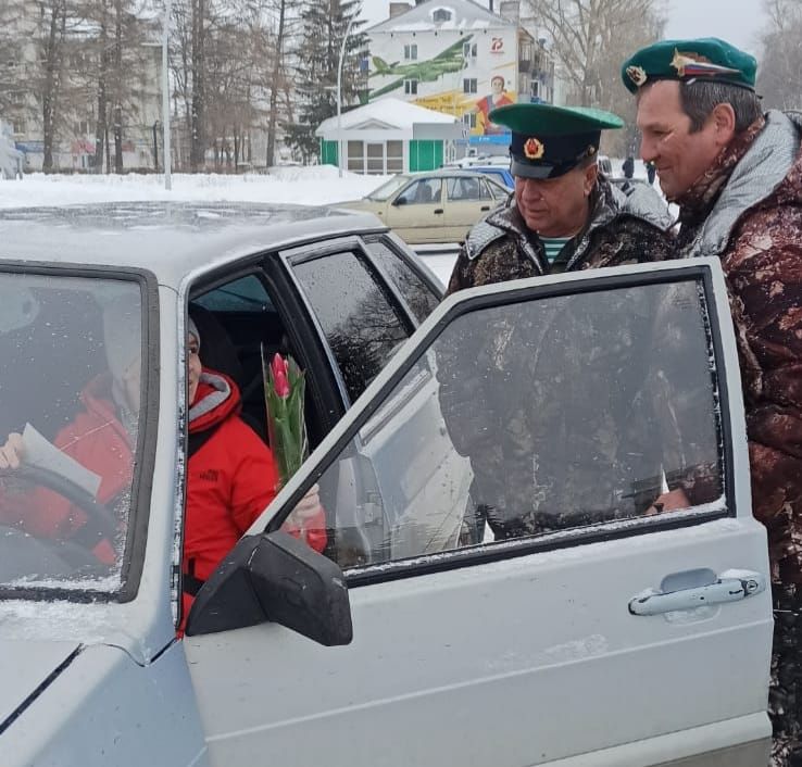 Сотрудники Бугульминской ГИБДД поздравили автоледи с праздником