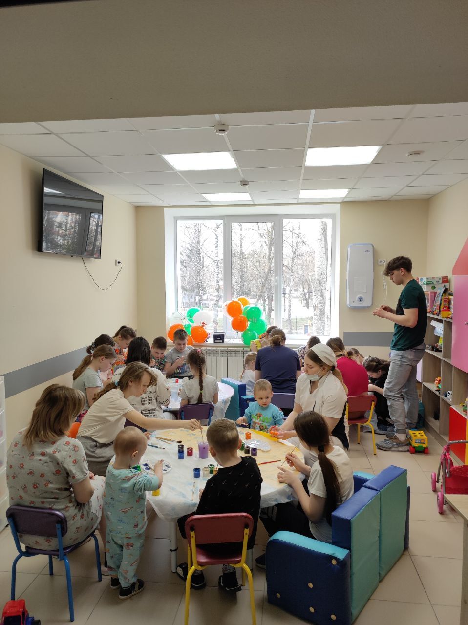 Добровольцы города организовали для пациентов детской больницы благотворительную пасхальную акцию