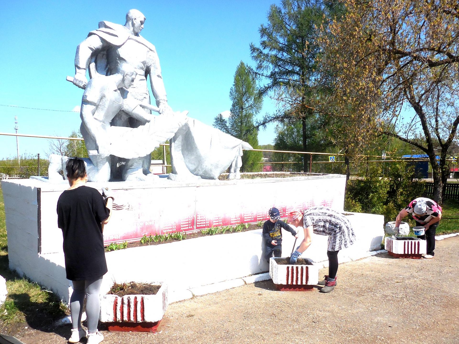 В Бугульминском районе благоустроили памятник солдатам Великой Отечественной войны