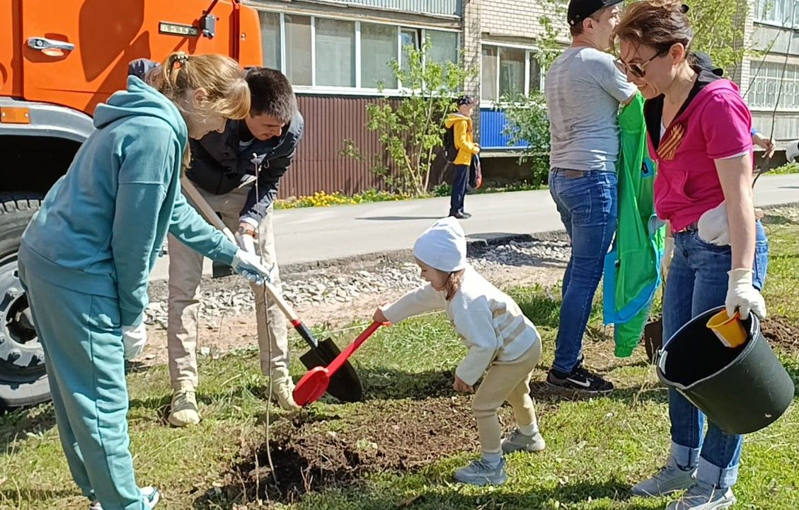 Сегодня в парке Бугульмы высадили более 200 деревьев в рамках акции «Сад памяти»