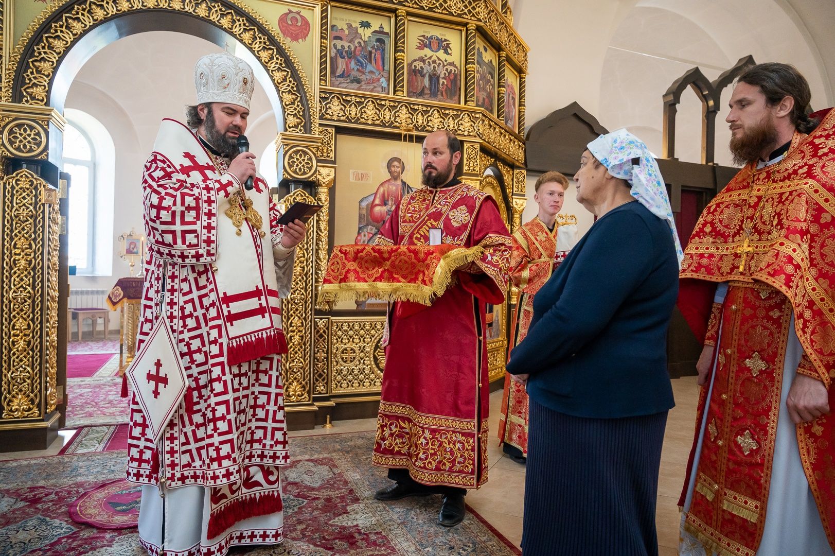 Епископ Мефодий наградил епархиальной медалью бугульминских медработников