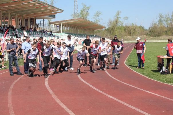 На стадионе «Энергетик» школьники и учителя провели легкоатлетический кросс
