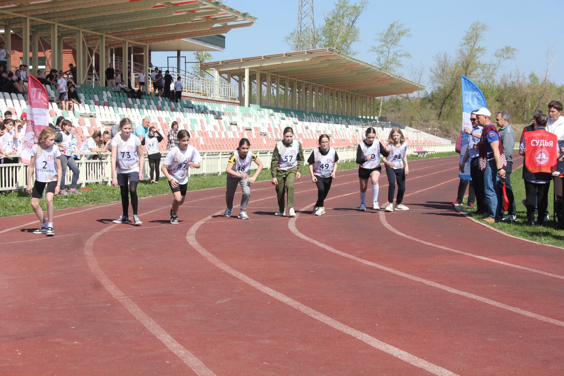 На стадионе «Энергетик» школьники и учителя провели легкоатлетический кросс