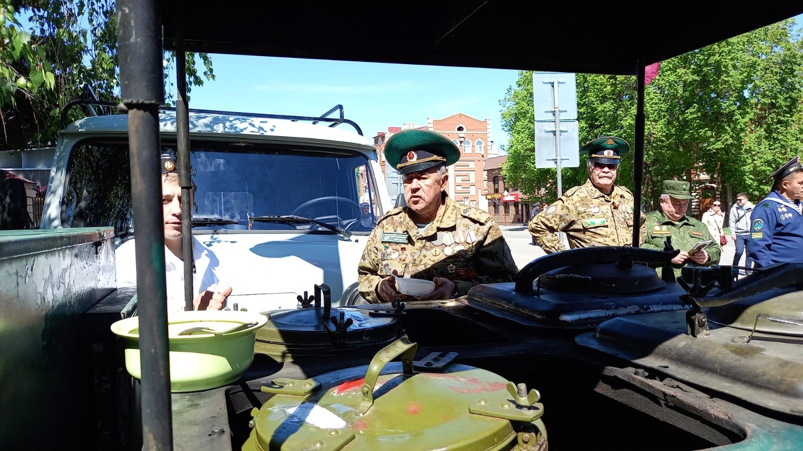 Бугульминцев бесплатно угостили солдатской кашей и чаем