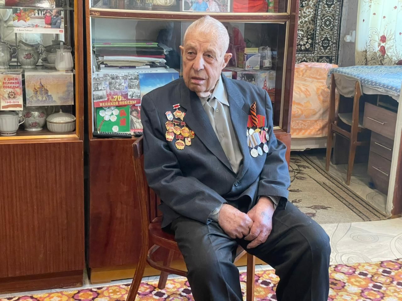 Ветерана труда с Днем Победы лично поздравил мэр Бугульмы