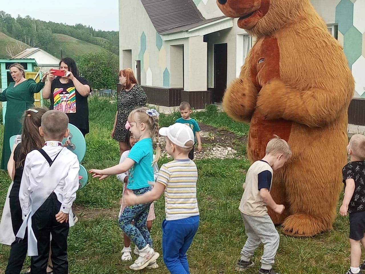 На выпускной в детский сад Бугульминского района приехал кукольный медведь