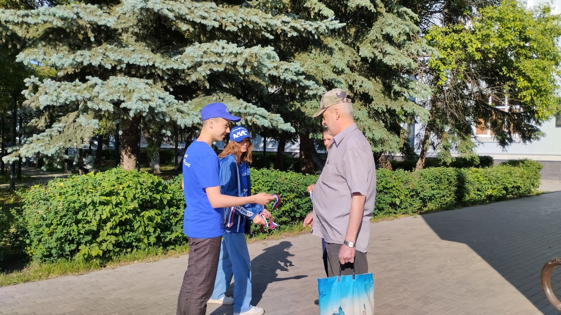 На улицах Бугульмы сегодня жителям раздавали ленточки с триколором флага России