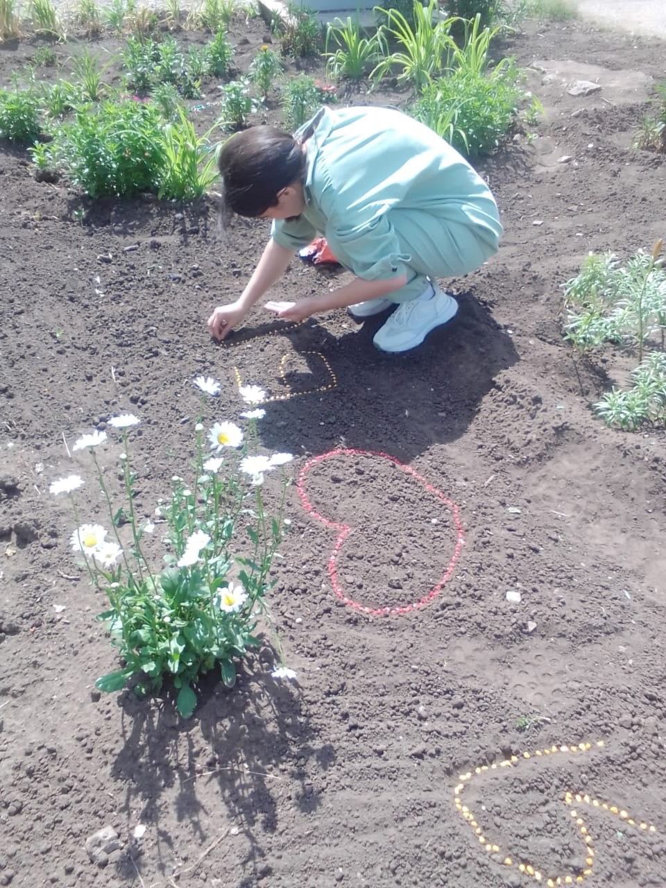 В Бугульме студенты медучилища соревнуются в создании лучшей цветочной клумбы