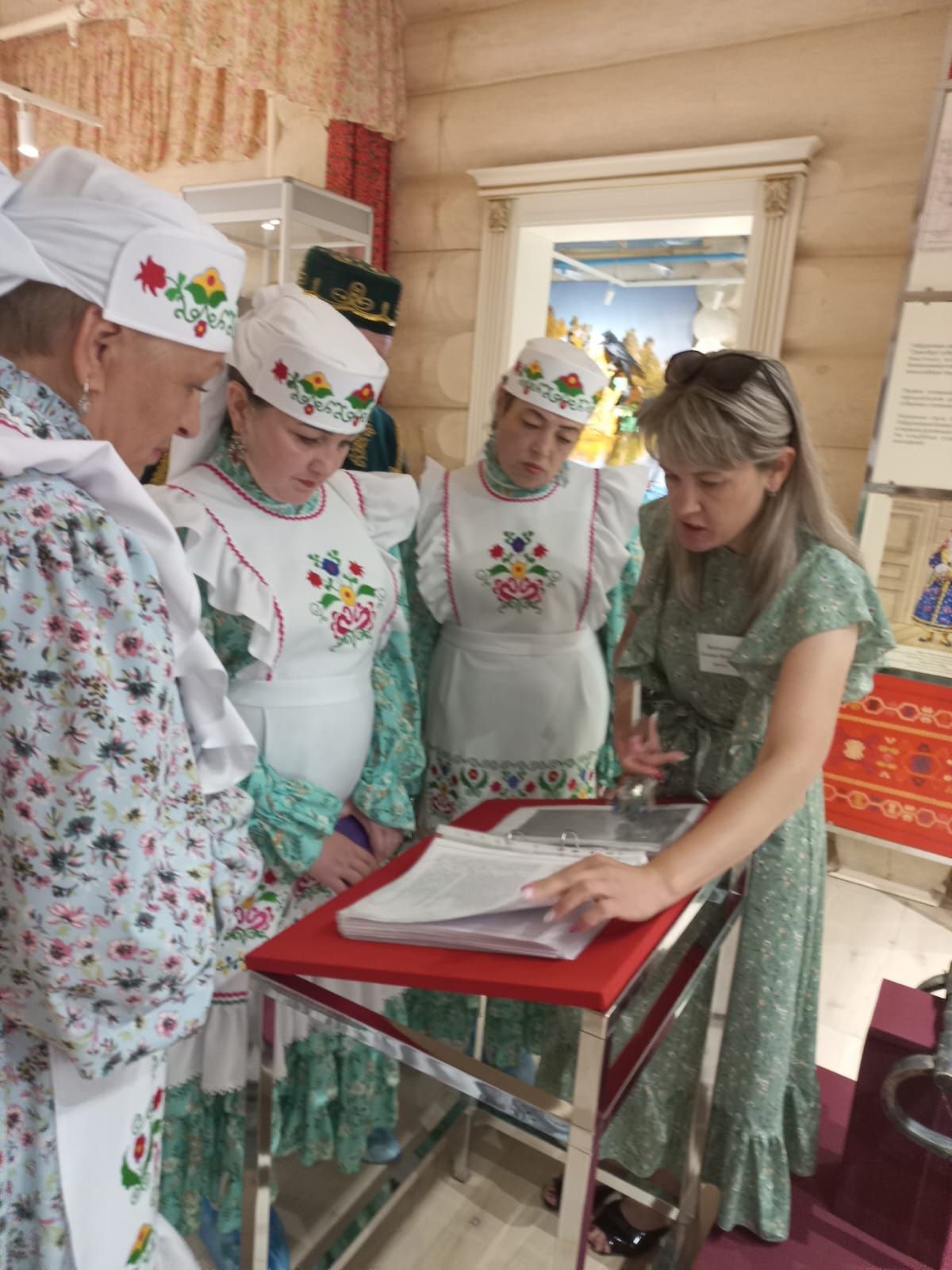 Ветераны из Бугульминского района посетили краеведческий музей в соседнем районе и подготовили сюрприз для его сотрудников