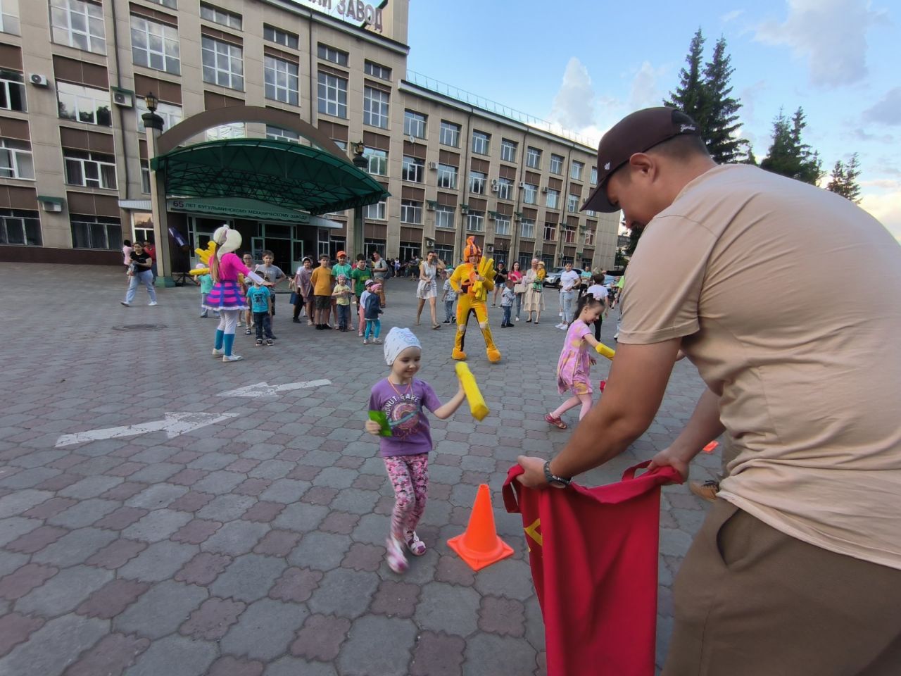 На площадке Бугульминского механического завода прошел детский праздник