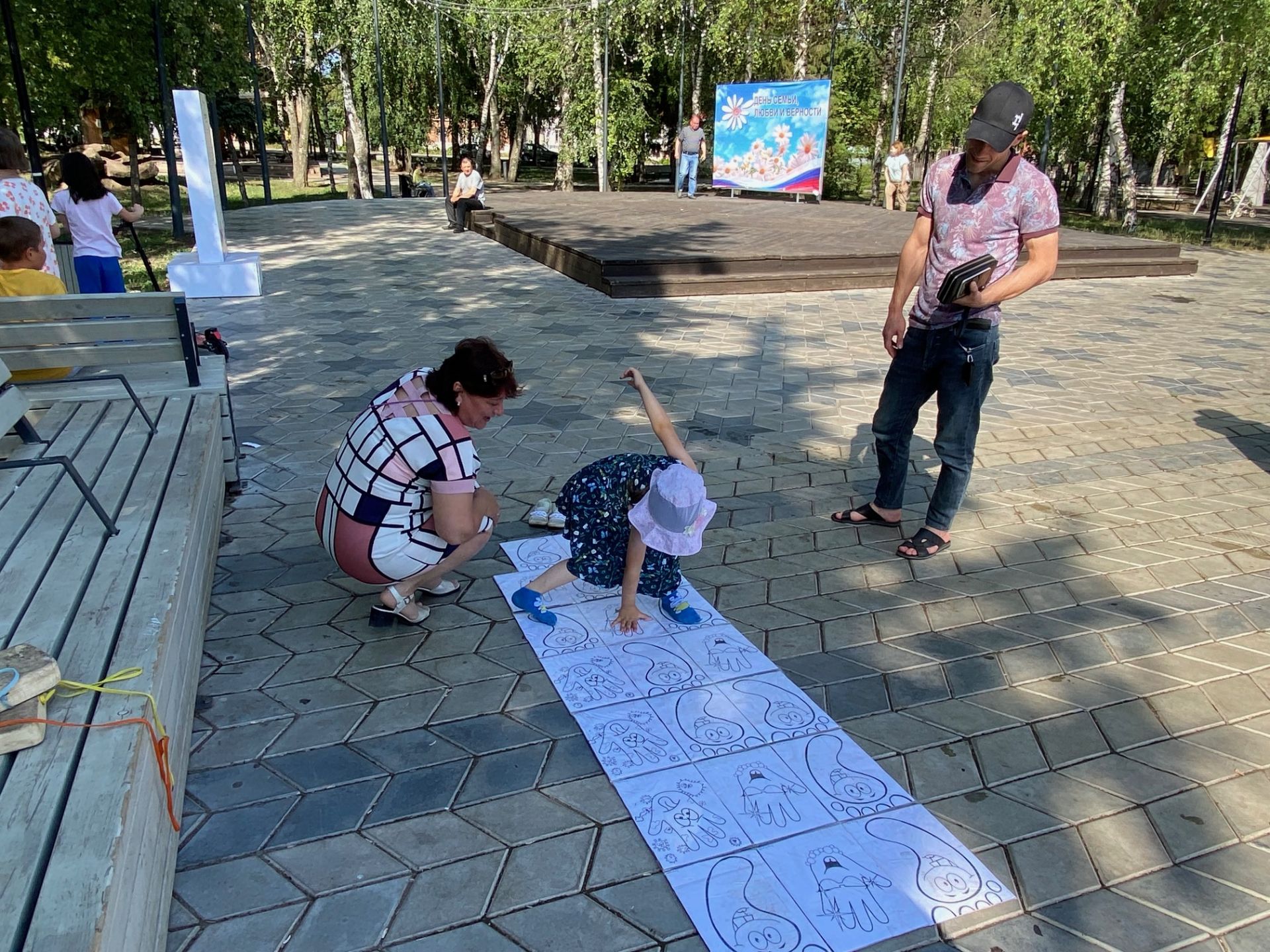 Сотрудники загса и краеведческого музея организовали эстафеты на центральной площади Бугульмы