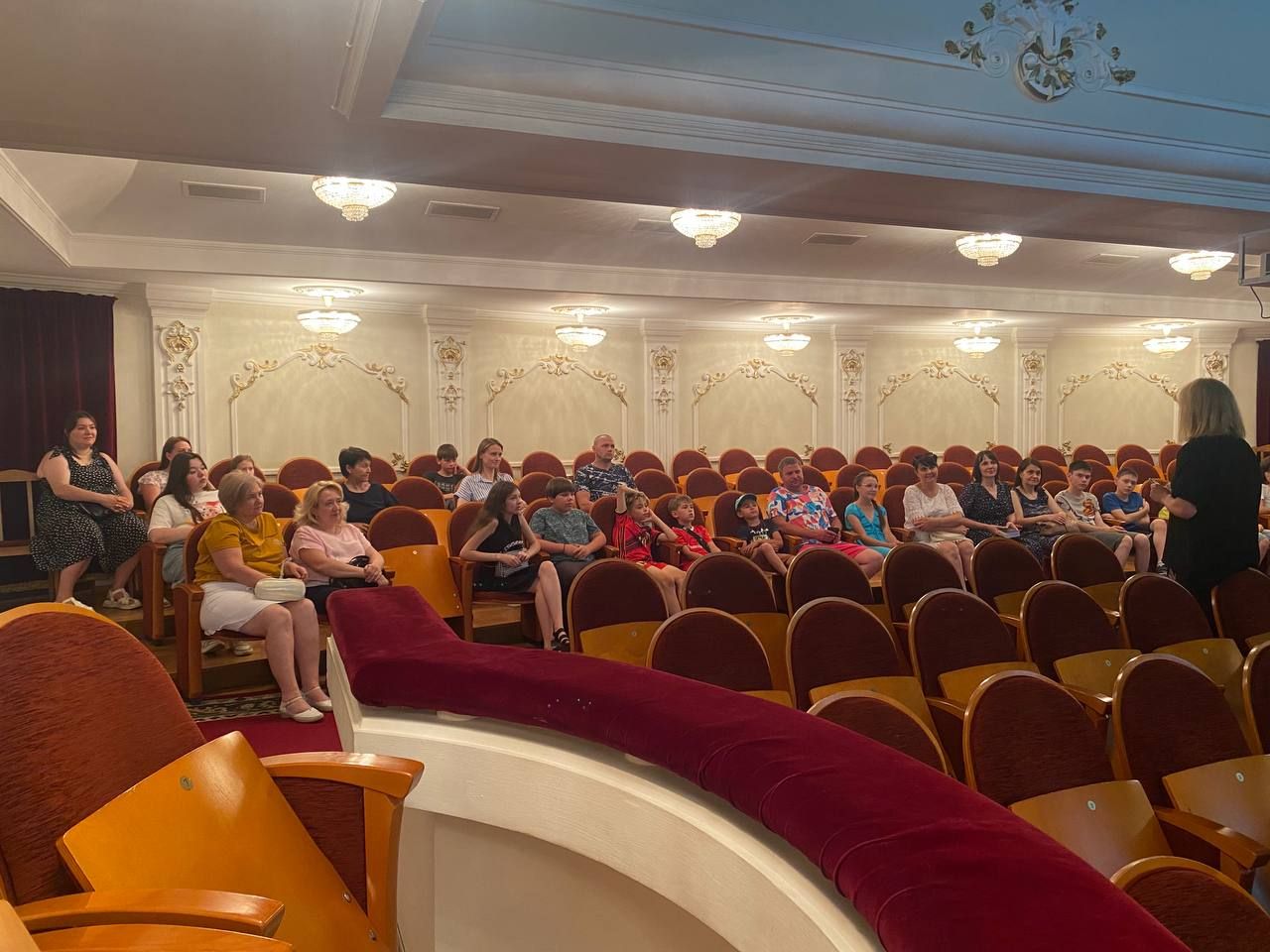Баталовцы познакомили своих зрителей с закулисьем
