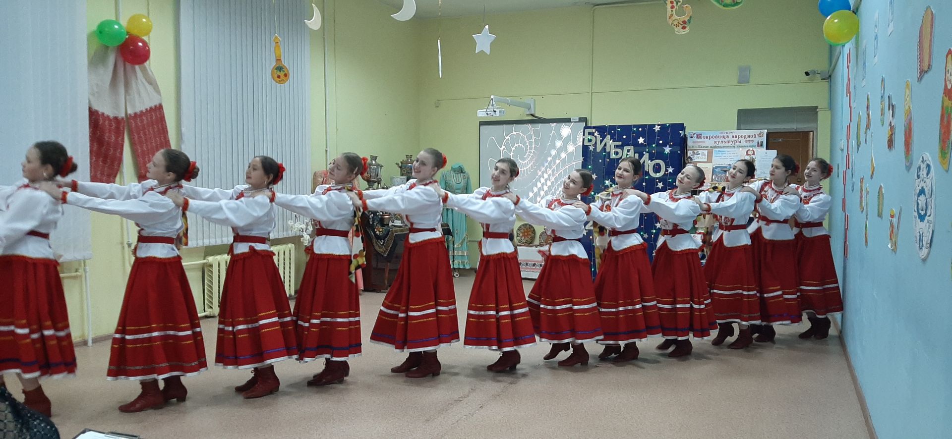 Народный ансамбль танца из Бугульмы на протяжении многих лет радует зрителей своими выступлениями