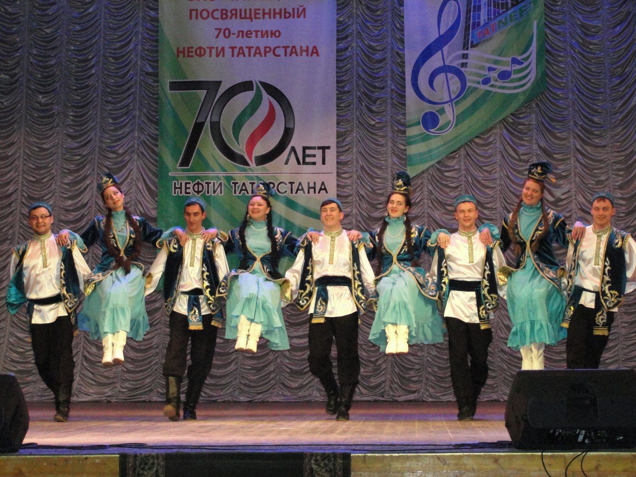 Народный ансамбль танца из Бугульмы на протяжении многих лет радует зрителей своими выступлениями