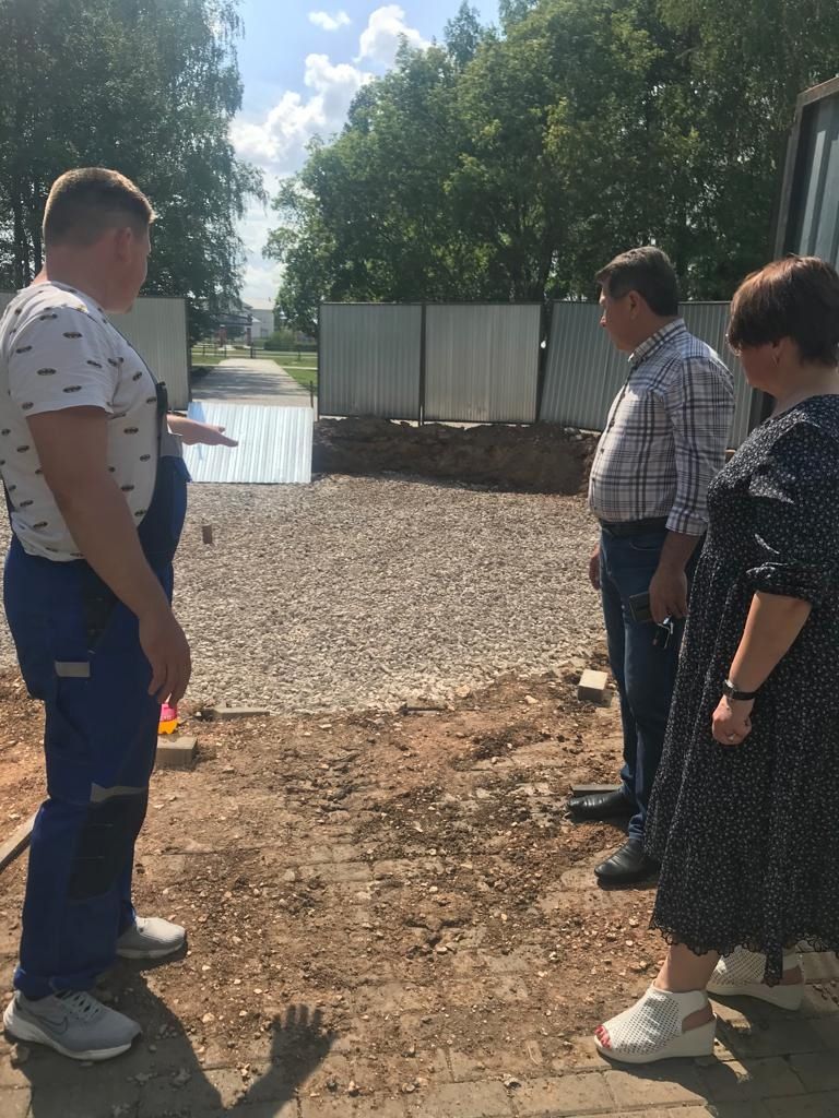 Глава бугульминского поселка проверил ход работ на благоустраиваемых объектах