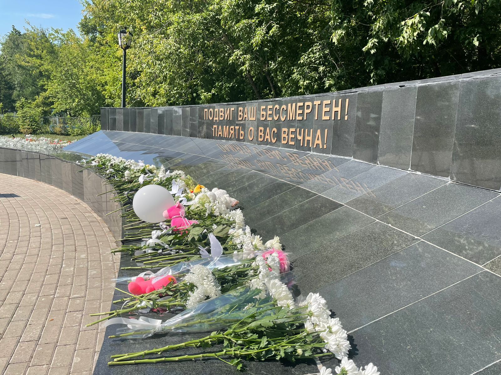 В Бугульме возложили цветы в день памяти детей-жертв войны в Донбассе