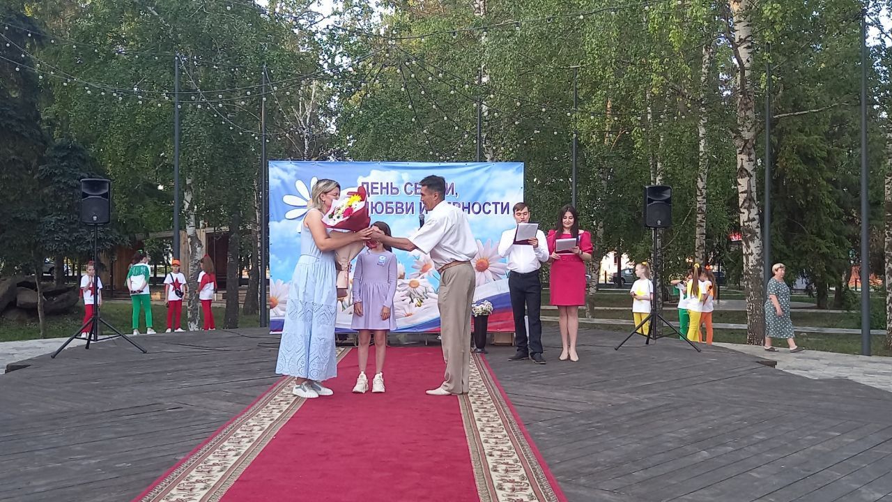 Медали «За любовь и верность», почетный знак города: в Бугульме чествовали семейные пары