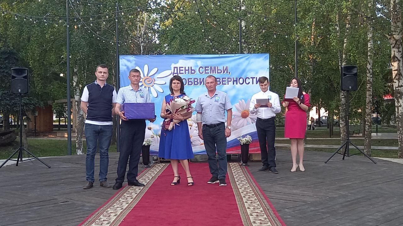Медали «За любовь и верность», почетный знак города: в Бугульме чествовали семейные пары