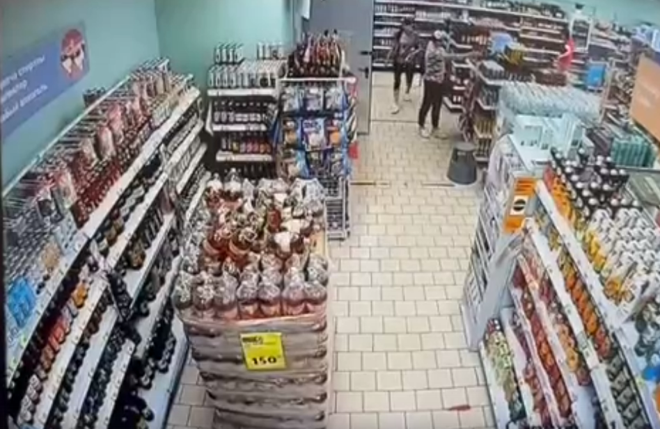В Бугульме полицейские объявили розыск мужчины, совершившего серию краж из магазинов