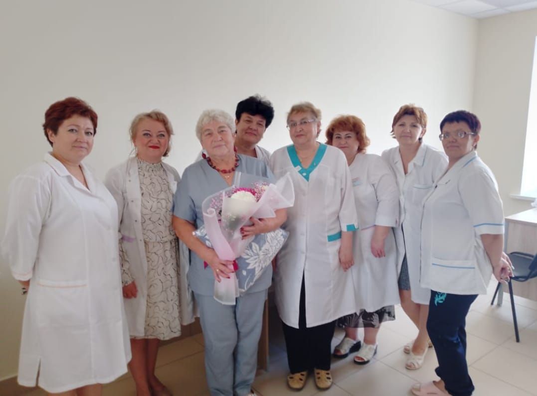 В Бугульме медицинская сестра со стажем в полвека отметила 65-летний юбилей